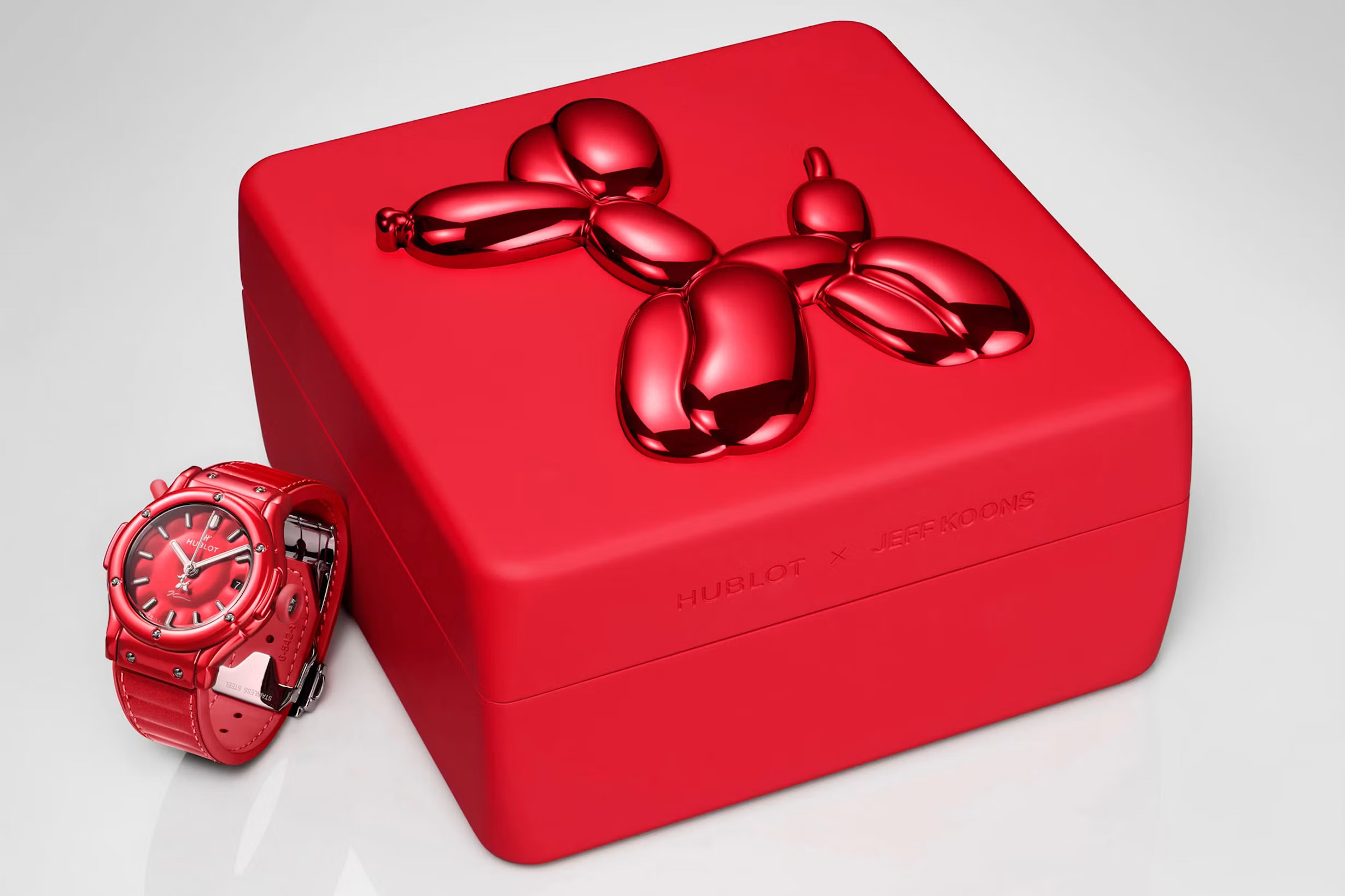 The presentation box, topped with a sculptural chromed Balloon Dog